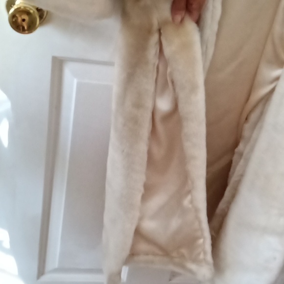 Vintage Faux Fur mid length ivory color coat - Picture 5 of 10
